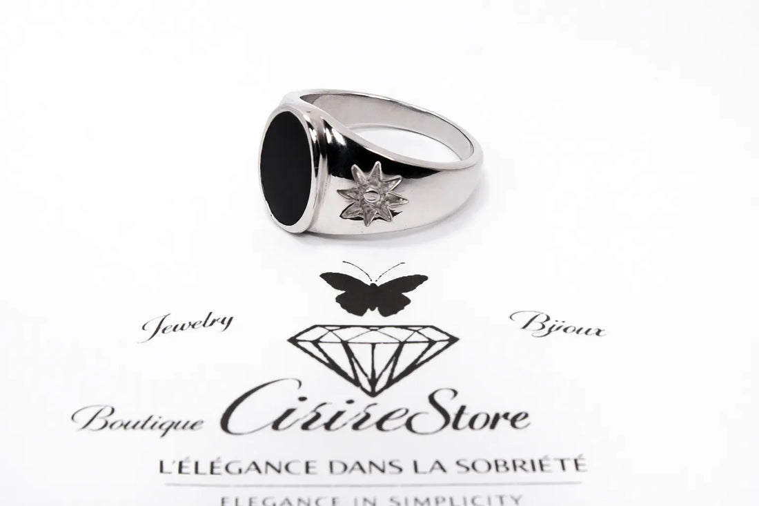 Bague chevalière  à face ovale noire