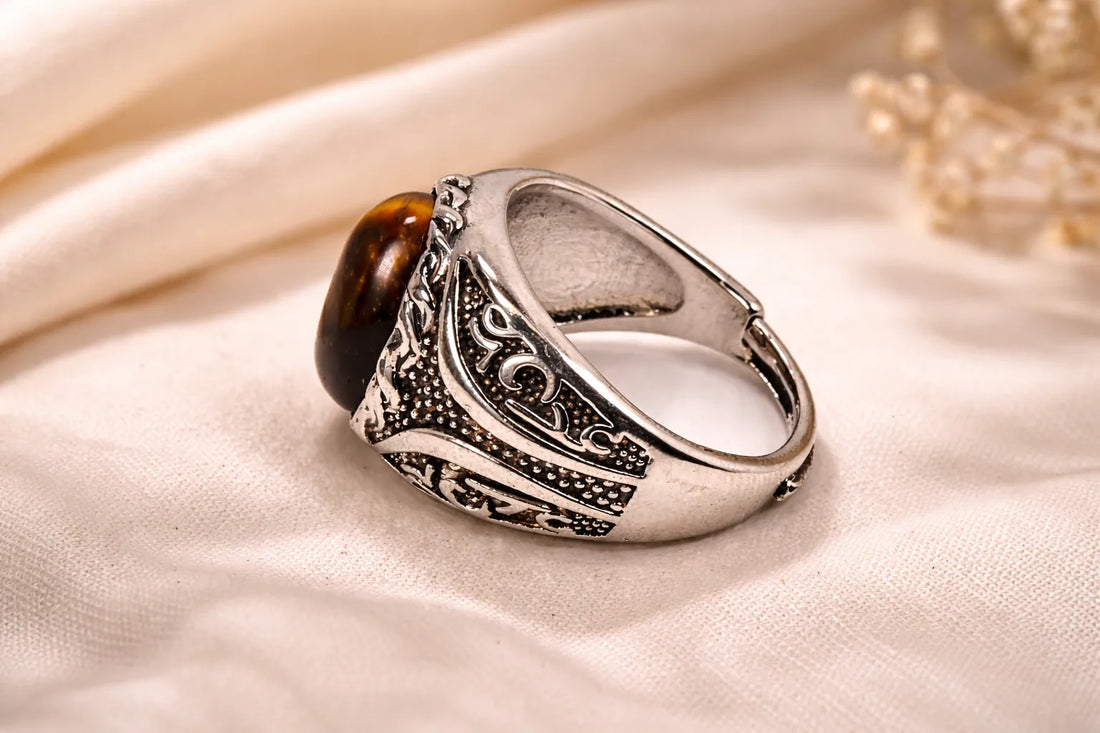 Bague réglable argentée à perle ovale aux reflets changeants