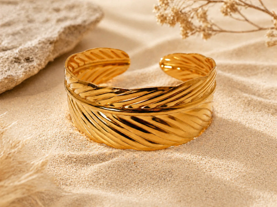 Bracelet manchette doré à motif feuille