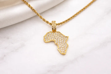 Collier doré avec pendentif Afrique orné de détails brillants