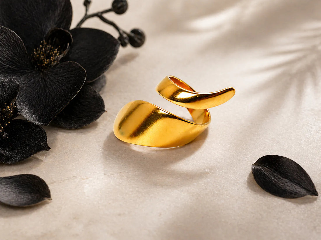 Bague dorée ouverte au design torsadé